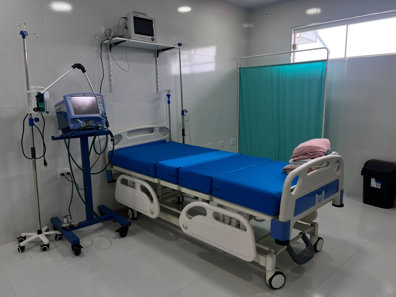 Cama de Terapia Intensiva con monitor de signos vitales