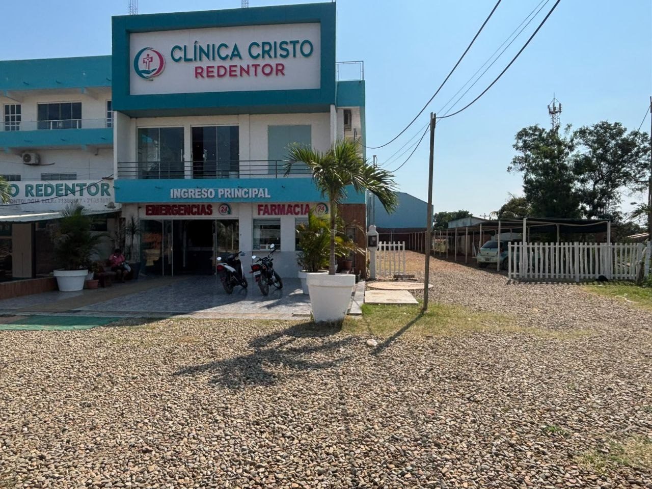 Vista general de la clínica y su terreno