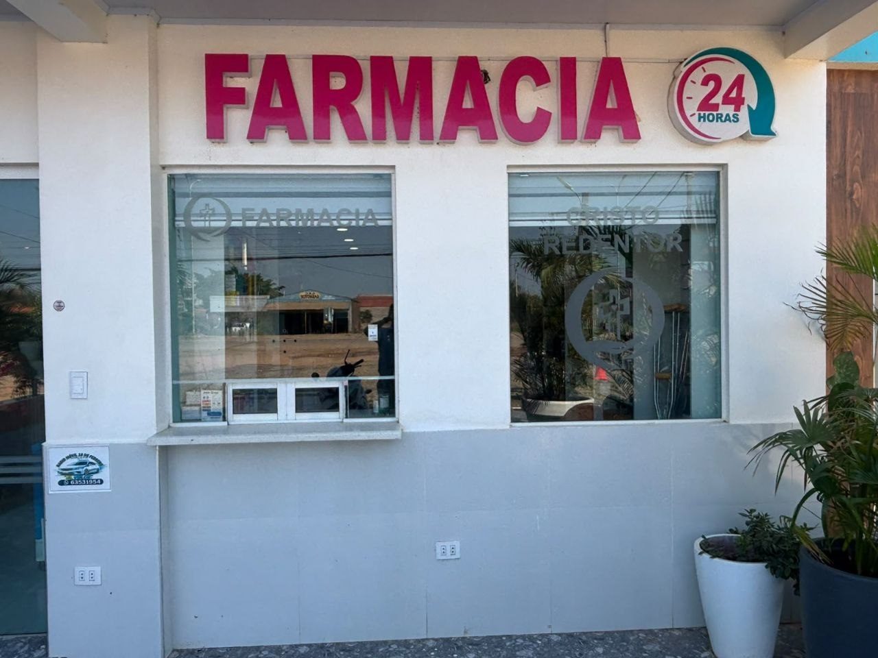 Farmacia 24 horas, ventanilla exterior